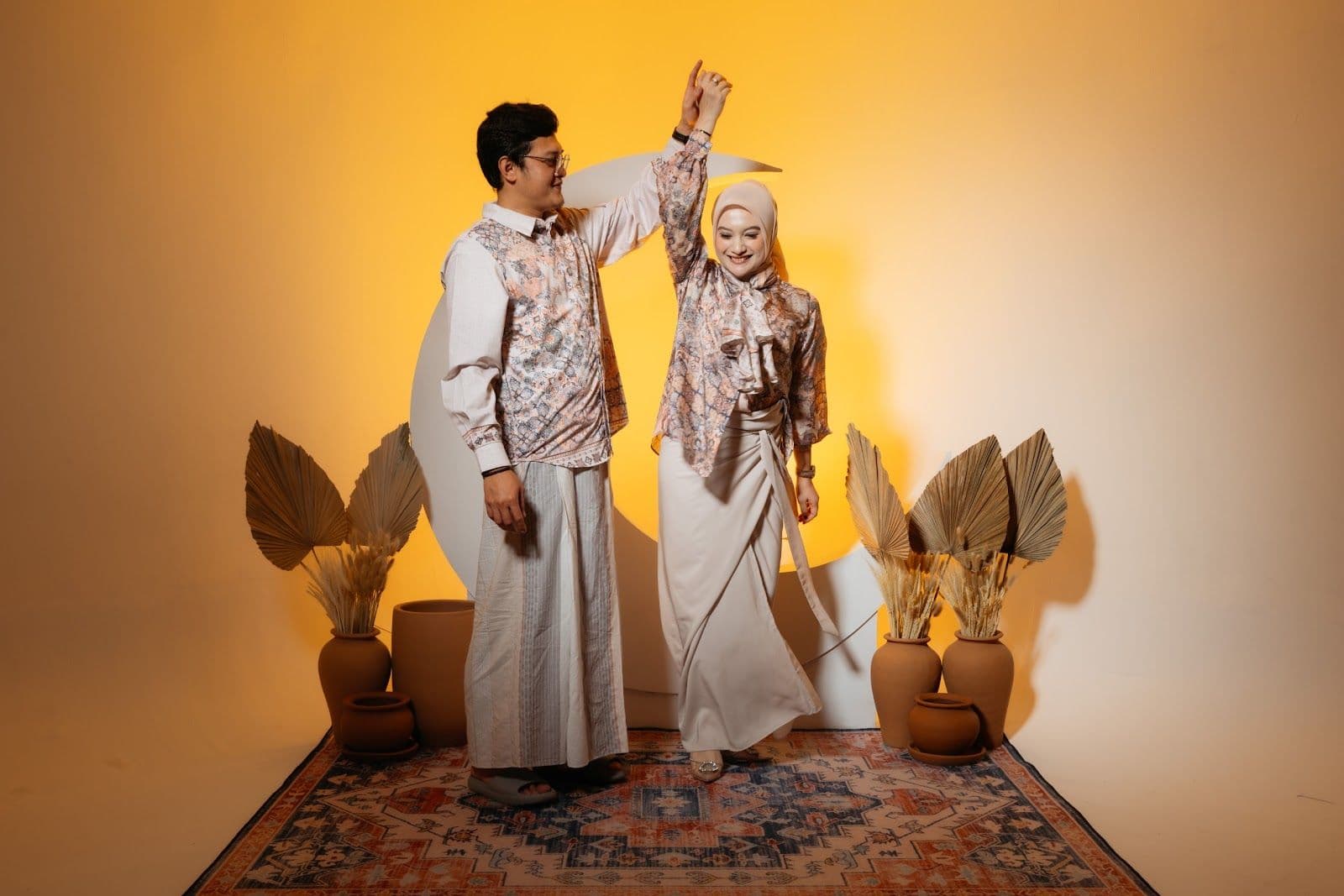 Sesi foto studio pasangan oleh HSN Studio