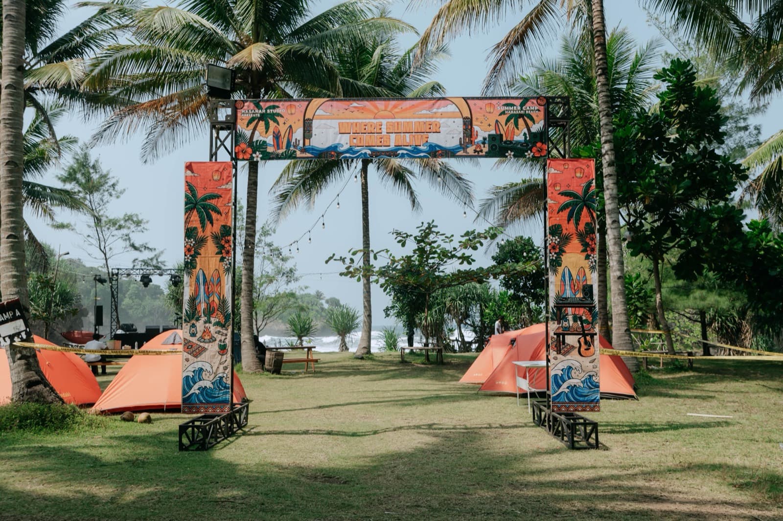 Gerbang summer camp HSN Tour di tepi pantai